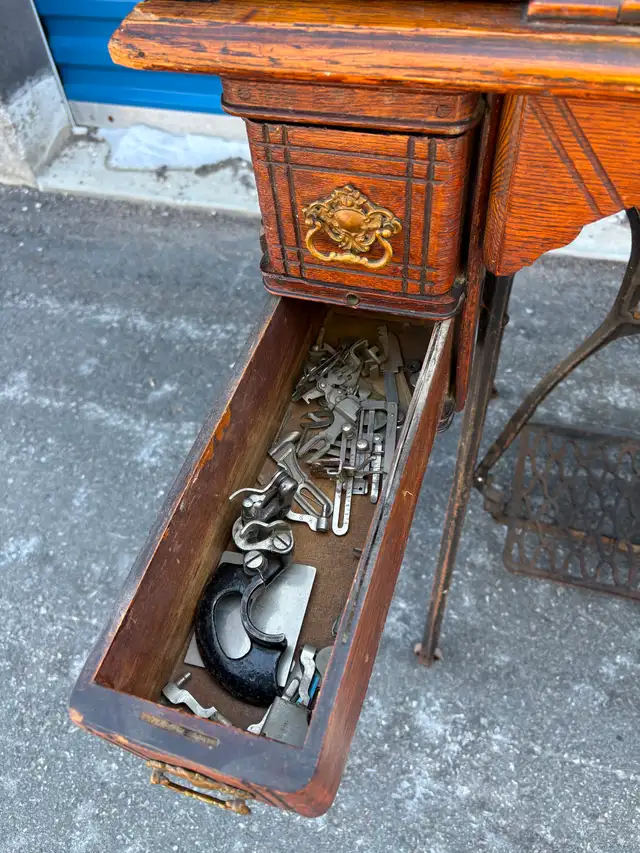 Old Singer Sewing Machine - Photo 9