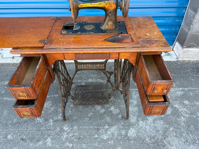 Old Singer Sewing Machine - Photo 10