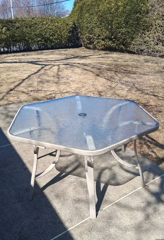 Table patio ( 6 places ) en très bonne condition