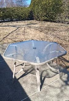 Table patio ( 6 places ) en très bonne condition