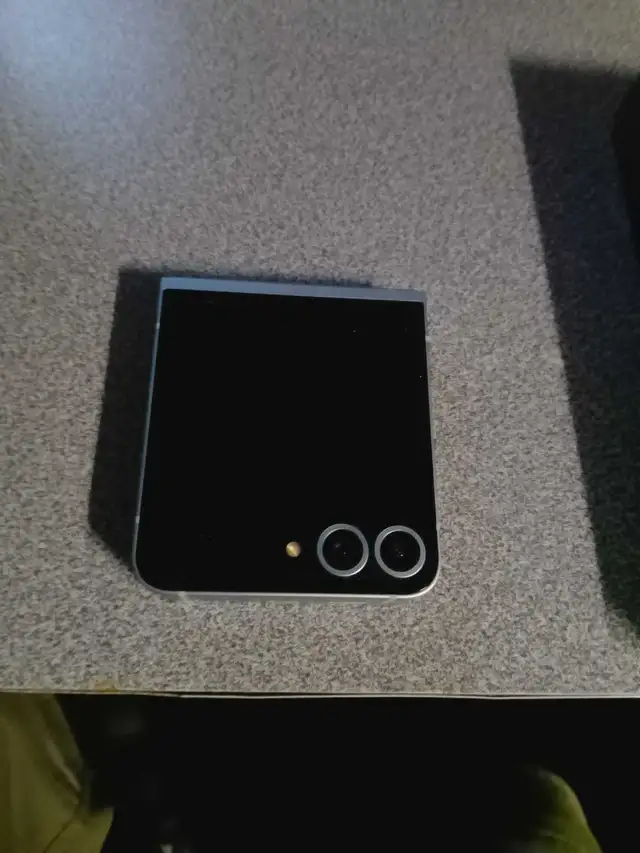 Samsung Galaxy Z Flip 6 256GB or trade iPhone