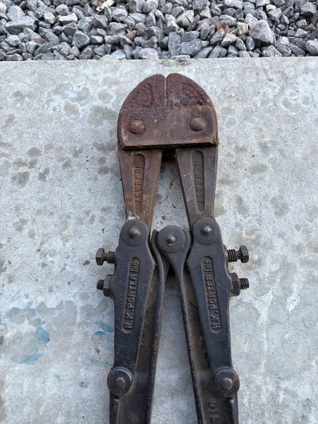 Bolt cutters