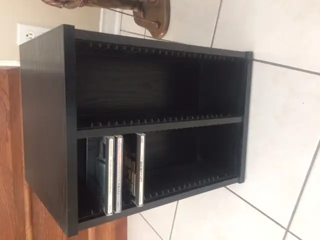 BEAU BUREAU NEUF EN BOIS NOIR POUR CONTENIR 100CD: $20.00 - Photo 2