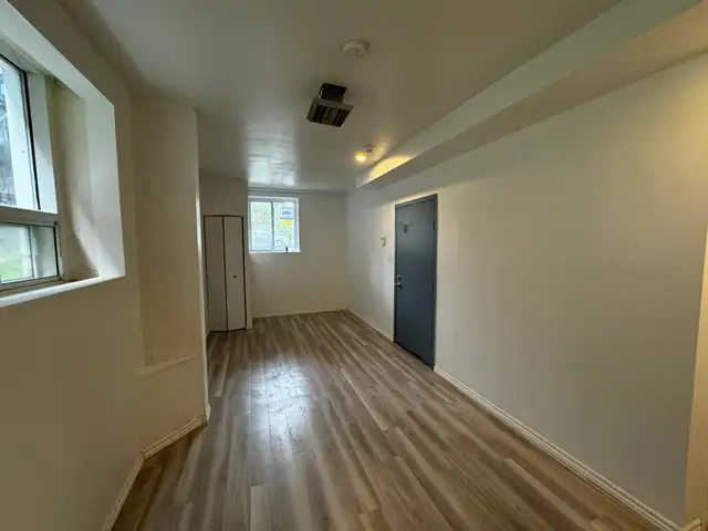 3 1/2 rénové 2 étages Rosemont 1350$ tout inclus 1er aout - Photo 2