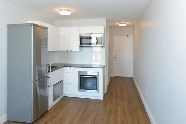 Renovated bachelor, Queen and Niagara - ID 3765 - Photo 2