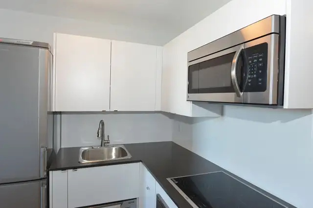 Renovated bachelor, Queen and Niagara - ID 3765 - Photo 6