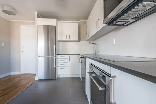 Renovated two bedroom, Jameson and Queen - ID 615