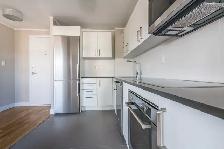 Renovated two bedroom, Jameson and Queen - ID 615