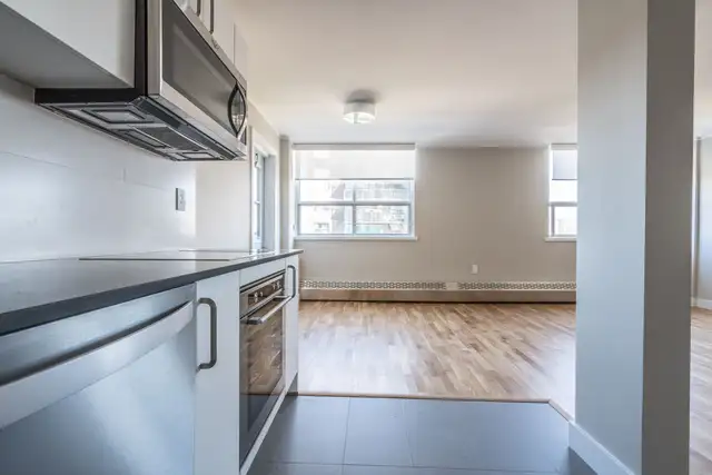 Renovated two bedroom, Jameson and Queen - ID 615 - Photo 2