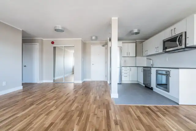 Renovated two bedroom, Jameson and Queen - ID 615 - Photo 3