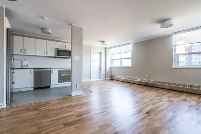 Renovated two bedroom, Jameson and Queen - ID 615 - Photo 4