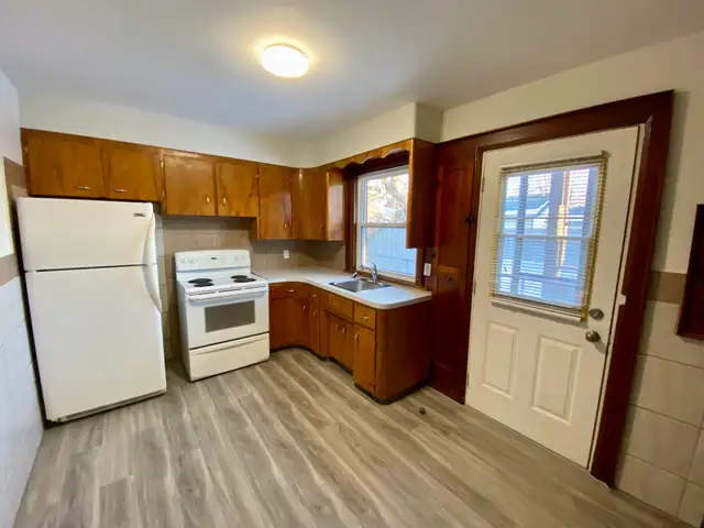 2 Bedroom Apartment Main Floor - 4994 MAPLE ST. - Photo 4