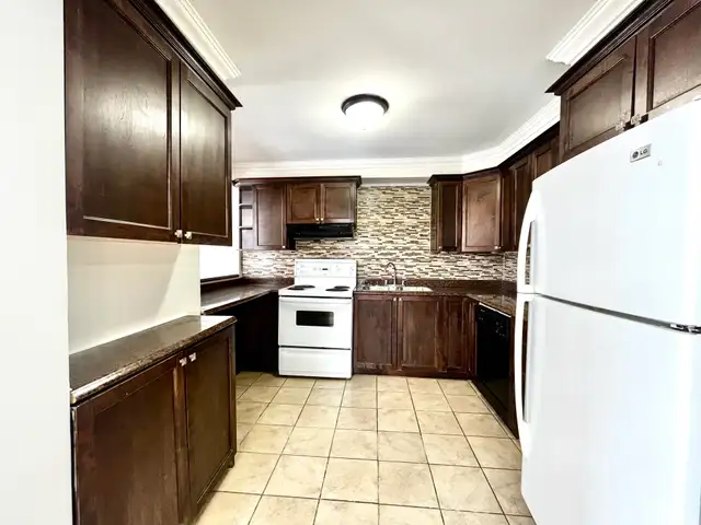 22 Torbay Rd - Two Bedroom Main Floor Heat & Hot Water Inc - Photo 5