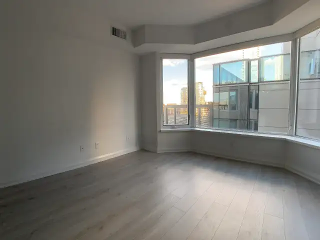 YORKVILLE PLAZA: 1 Bedroom Condo For Rent Downtown Toronto - Photo 7