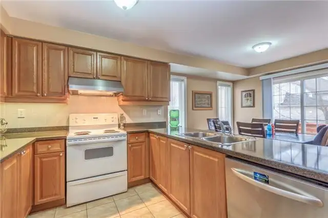 1 Large, bright upstairs bedroom- 3 min walk to UOIT in North Os - Photo 5