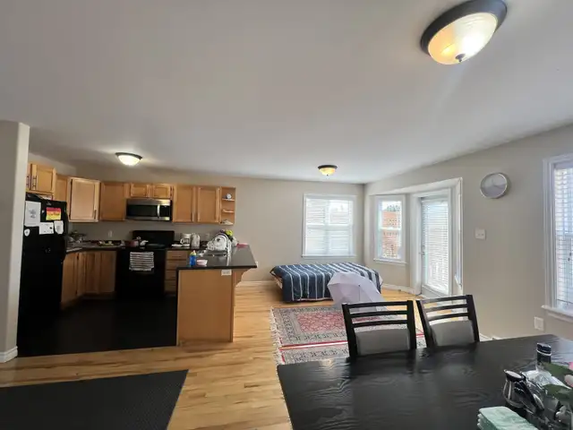 BEAUTIFUL, SPACIOUS 3 BED 2.5 BATH TOWNHOUSE | AVAILABLE JUNE - Photo 2