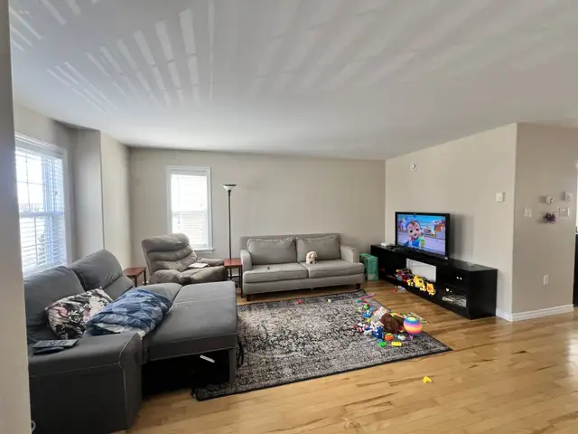 BEAUTIFUL, SPACIOUS 3 BED 2.5 BATH TOWNHOUSE | AVAILABLE JUNE - Photo 3