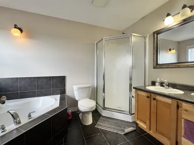 BEAUTIFUL, SPACIOUS 3 BED 2.5 BATH TOWNHOUSE | AVAILABLE JUNE - Photo 6