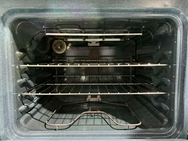 $425 Sale! GE Coil Top Stove Free Delivery - Photo 4