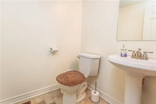 1 Large, bright upstairs bedroom- 3 min walk to UOIT in North Os - Photo 4