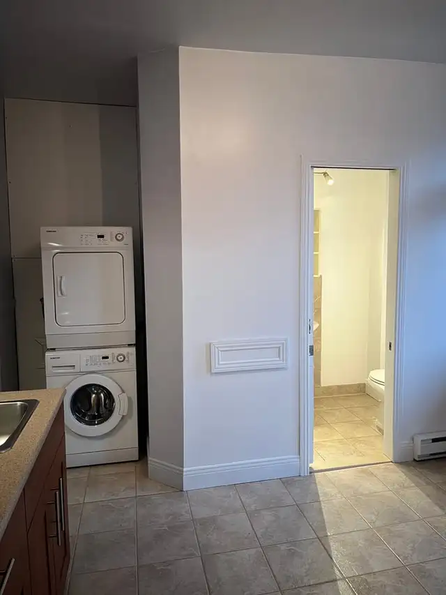 Grand 4 1/2 semi-meublé, entièrement rénové, 1,764$/mois - Photo 2