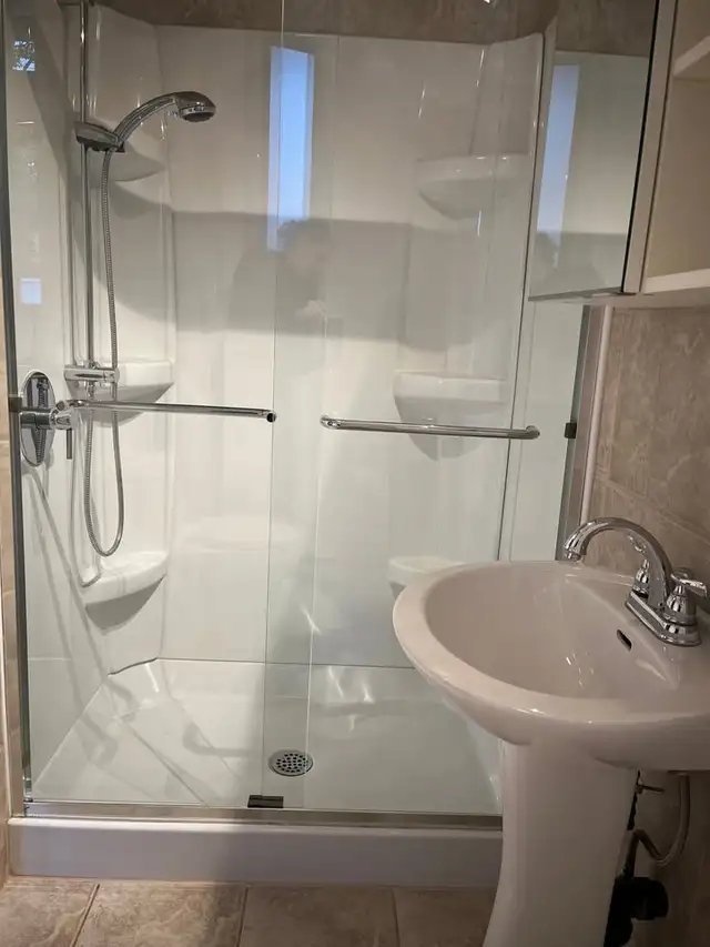 Grand 4 1/2 semi-meublé, entièrement rénové, 1,764$/mois - Photo 3