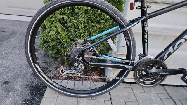 Devinci Drive Hybrid Bike With Hydraulic Disc Brakes - Photo 3