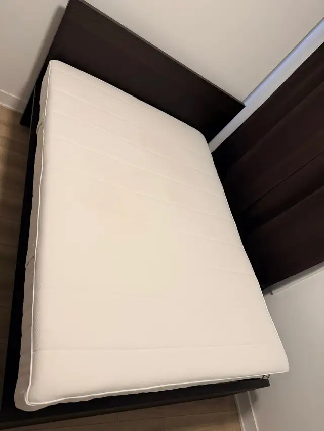 Lit matelas et Sommier comme neuf