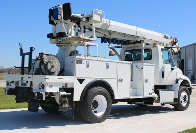 2017 International IHC 4300 Altec DC47-TR Digger Derrick - Photo 2