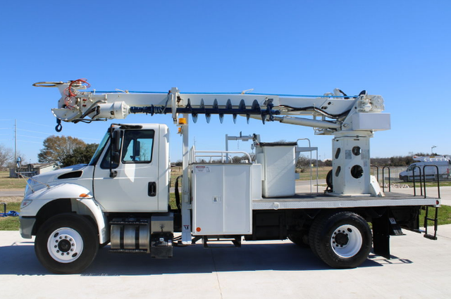 2017 International 4300 Terex Commander 4047 Digger Derrick - Photo 2