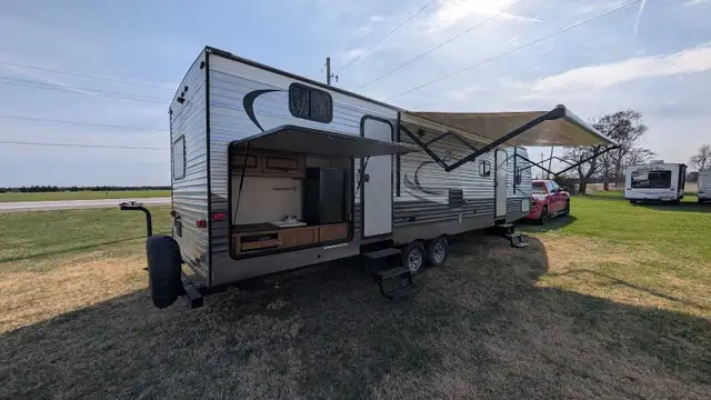 2018 Crossroads Zinger 328SB  Bunk house - Photo 2