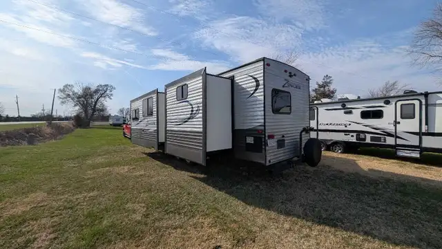 2018 Crossroads Zinger 328SB  Bunk house - Photo 3