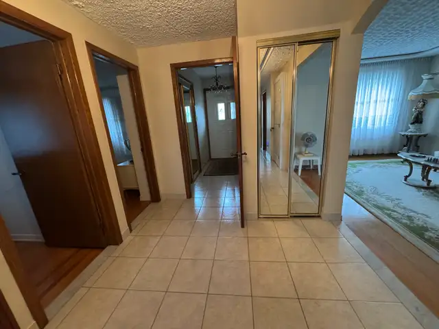 5 1/2 MAIN FLOOR DUPLEX - Photo 3