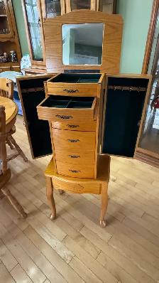 Jewelry Box - Photo 2