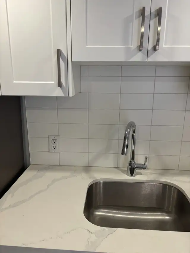 Bachelor in Long branch Etobicoke - Photo 2