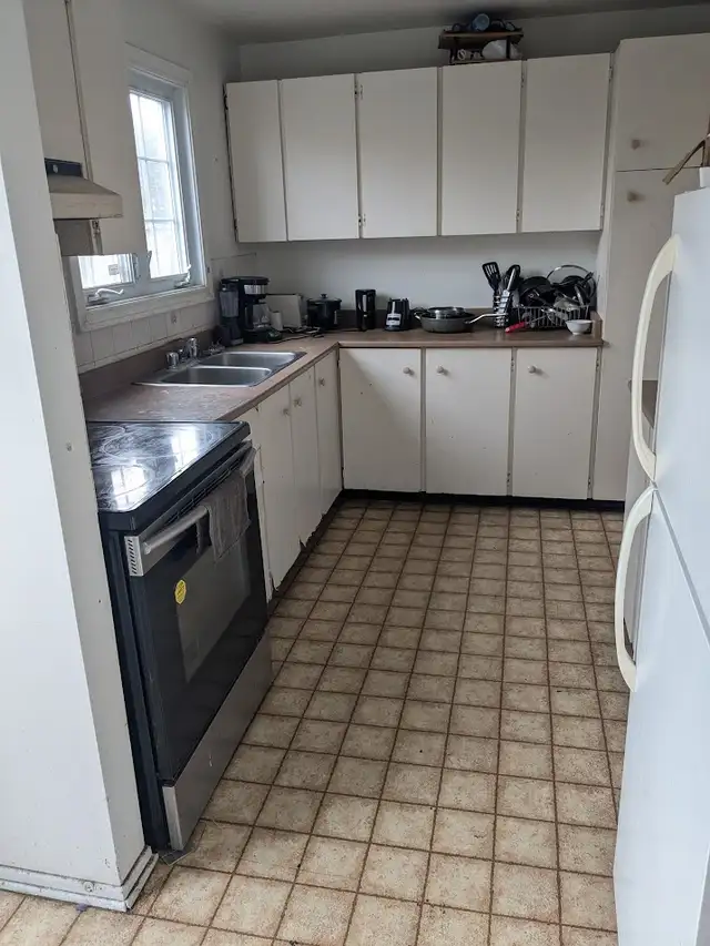 Fisher and Meadowlands townhouse room for rent - available now - Photo 8