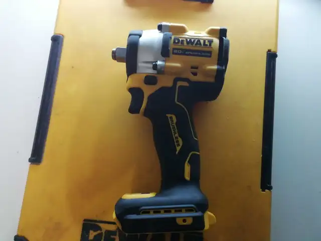new 20v DeWalt brushless atomic 1/2' compact impact