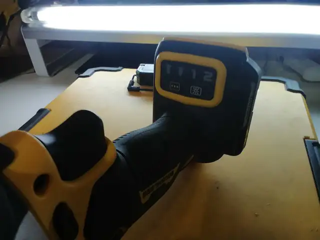 new 20v DeWalt brushless atomic 1/2' compact impact - Photo 2