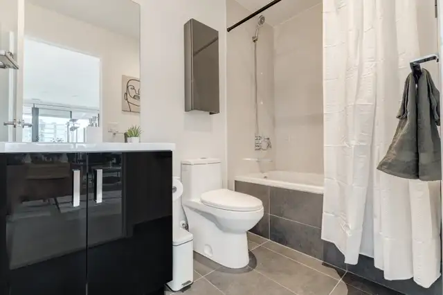 Modern downtown 2 bedroom condo - Parking included - Photo 3