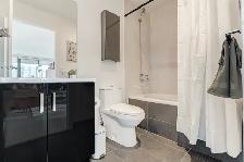 Modern downtown 2 bedroom condo - Parking included - Photo 3