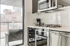 Modern downtown 2 bedroom condo - Parking included - Photo 5
