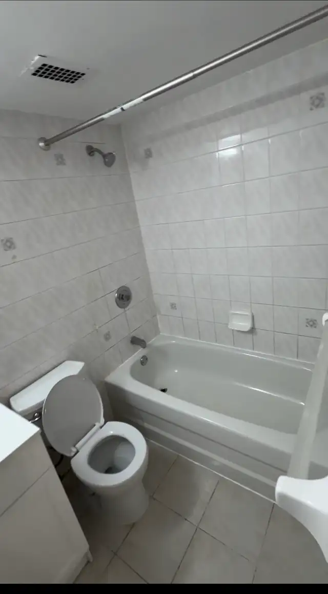 renovated 3 bedroom apartment - Photo 2