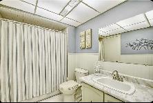 Bright 3BR main-floor bungalow with private laundry & backyard - Photo 3