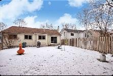 Bright 3BR main-floor bungalow with private laundry & backyard - Photo 4