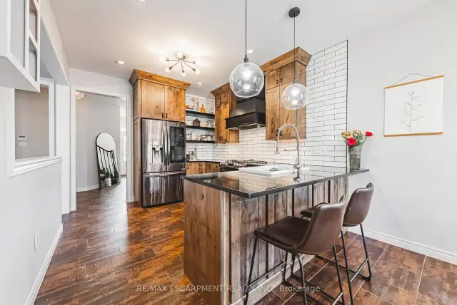 2 rooms for rent in beautiful house on Hamilton mountain/pool - Photo 2