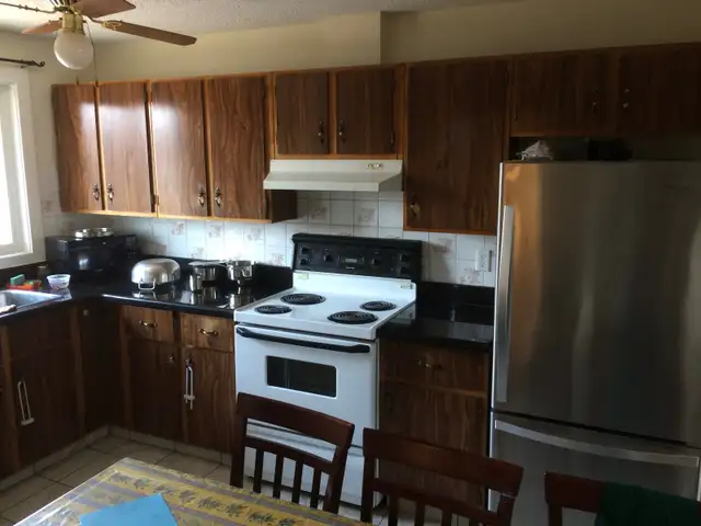 House - Main Floor - 2 Bedrooms and 1 Washroom for Rent - Photo 5