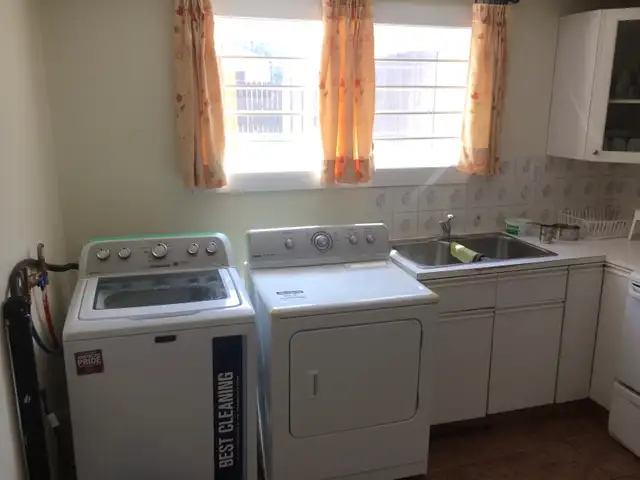 House - Main Floor - 2 Bedrooms and 1 Washroom for Rent - Photo 10