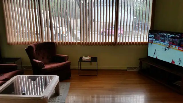 Large Furnished Master Bedroom  – Walk to University – - Photo 2