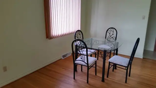 Large Furnished Master Bedroom  – Walk to University – - Photo 3