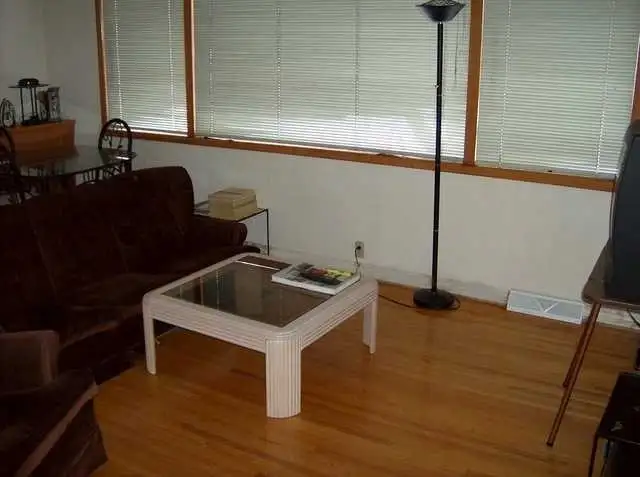 Large Furnished Master Bedroom  – Walk to University – - Photo 4